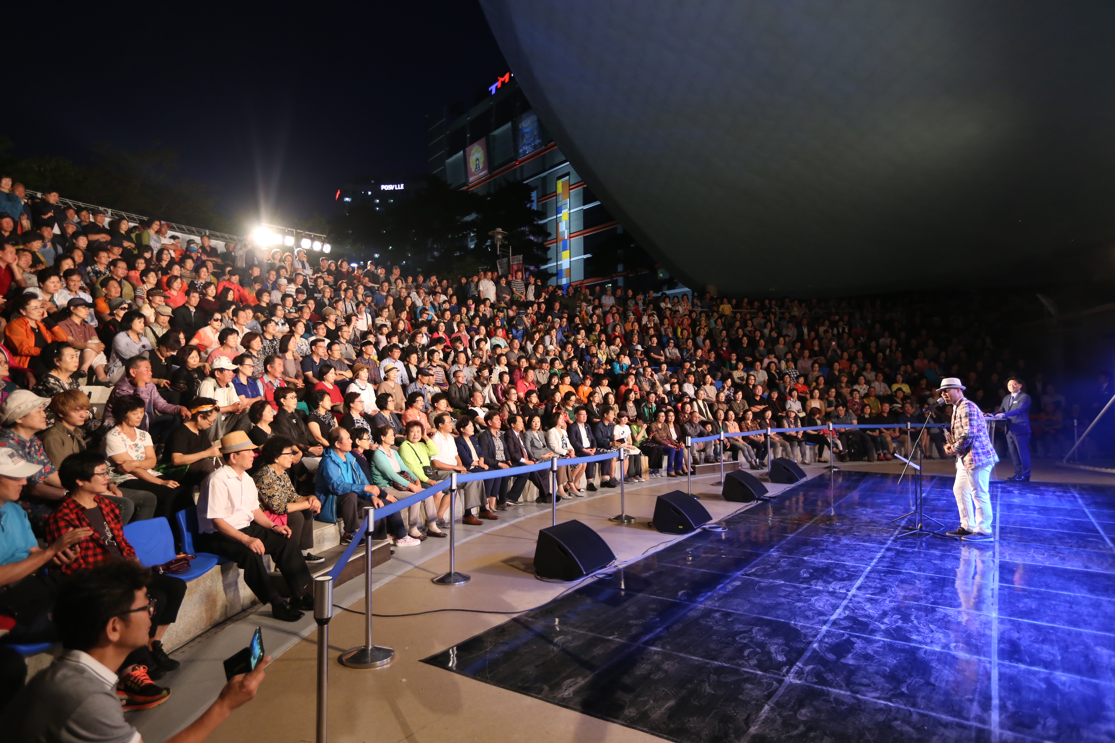 지난 18일 신도림역 남측광장에서 열린 ‘신도림 오페라하우스 재개관 기념콘서트’에 600여명의 사람들이 몰려들어 공연을 즐기고 있다. 구로구 제공 