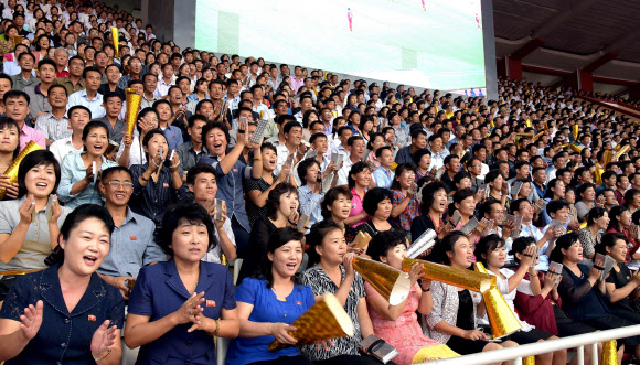 지난 9월 10일 북한 정권수립 69주년을 맞아 김일성경기장에서 남자축구 홰불팀과 기관차팀의 경기가 지난 9일 열렸다고 조선중앙통신은 전했다.연합뉴스 