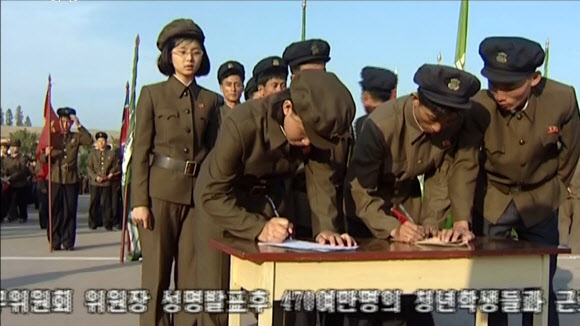 북한 조선중앙TV는 28일 김정은 노동당 위원장의 대미 비난 성명에 호응해 학생 청년들과 근로자들이 군 입대와 재입대를 ‘탄원’했다고 전했다. 사진은 입대?재입대 궐기 모임에 참석한 북한 청년들의 모습. 2017.9.28 연합뉴스.