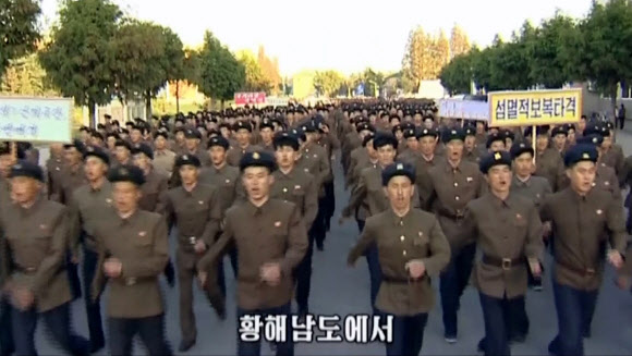 북한 조선중앙TV는 28일 김정은 노동당 위원장의 대미 비난 성명에 호응해 학생 청년들과 근로자들이 군 입대와 재입대를 ’탄원’했다고 전했다. 사진은 입대 재입대 궐기 모임에 참석한 북한 청년들의 모습. 2017.9.28 연합뉴스