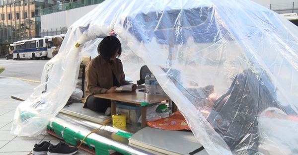 지난 30일 서울 종로구 수송동 옛 일본대사관 앞 인도에 마련된 비닐 천막 안에서 박지연씨가 독서를 하고 있다. 사진=문성호 기자 sungho@seoul.co.kr 