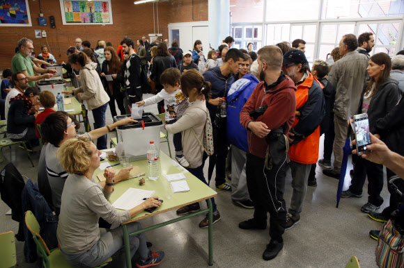 투표 진압 VS 강행… 둘로 쪼개진 스페인 