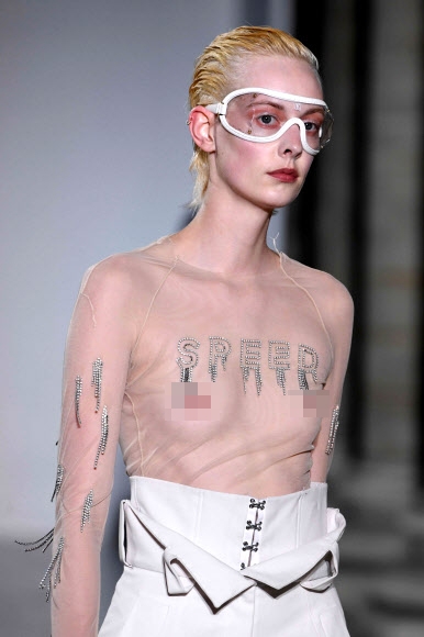 1일(현지시간) 프랑스 파리에서 열린 디자이너 앤 소피 매드슨의 2018 봄/여름 패션쇼에서 컬렉션 의상을 입은 모델이 런웨이를 걷고 있다.<br>AFP 연합뉴스