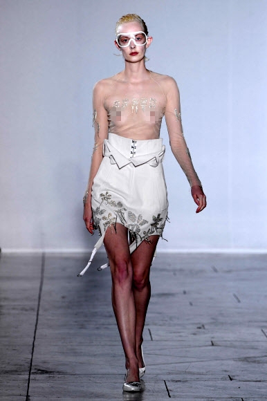 1일(현지시간) 프랑스 파리에서 열린 디자이너 앤 소피 매드슨의 2018 봄/여름 패션쇼에서 컬렉션 의상을 입은 모델이 런웨이를 걷고 있다.<br>AFP 연합뉴스