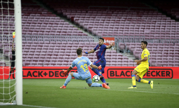 1일(현지시간) 스페인 바르셀로나 캄 노우에서 열린 FC 바르셀로나와 라스 팔마스의 경기 관중석이 텅 비어있다.  AP 연합뉴스