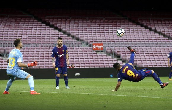 1일(현지시간) 스페인 바르셀로나 캄 노우에서 열린 FC 바르셀로나와 라스 팔마스의 경기 관중석이 텅 비어있다.  AP 연합뉴스