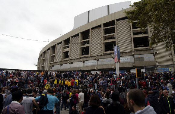 1일(현지시간) 스페인 바르셀로나 캄 노우에서 열린 FC 바르셀로나와 라스 팔마스의 경기장을 찾은 관중들이 입장하지 못하고 있다.  AP 연합뉴스