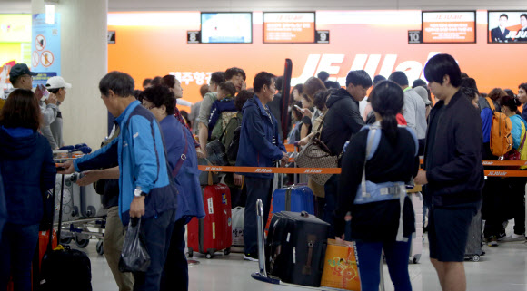 6일 오전 제주국제공항이 귀경객과 관광객 등으로 북적이고 있다.  연합뉴스