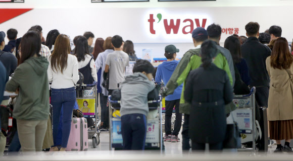 6일 오전 제주국제공항이 귀경객과 관광객 등으로 북적이고 있다.  연합뉴스