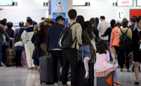6일 오전 제주국제공항이 귀경객과 관광객 등으로 북적이고 있다.  연합뉴스
