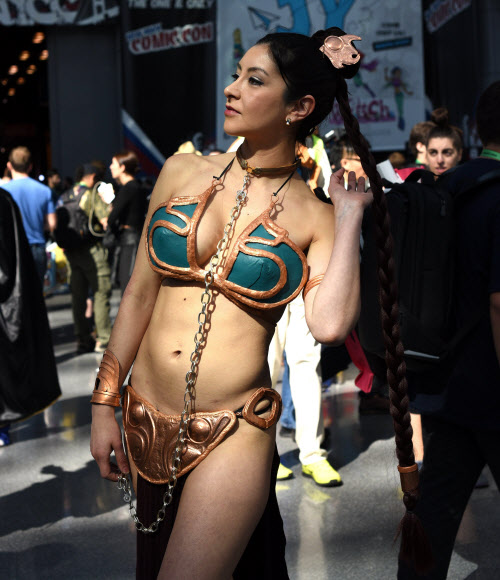 5일(현지시간) 미국 뉴욕의 제이콥 재비츠 센터에서 열리고 있는 ‘2017 뉴욕 코믹 콘(New York Comic Con)’에서 스타워즈의 레아 공주로 분장한 참가자가 포즈를 취하고 있다. AFP 연합뉴스