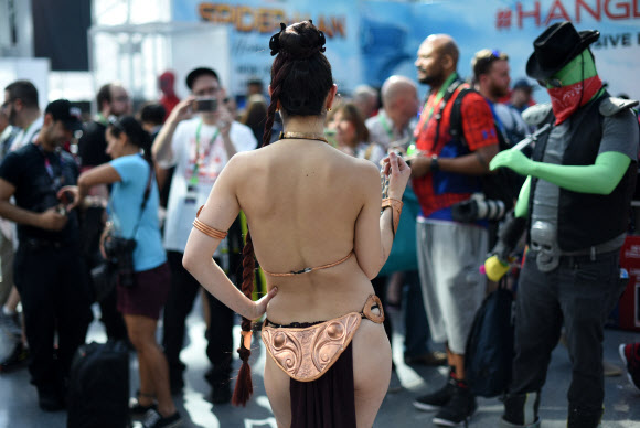 5일(현지시간) 미국 뉴욕의 제이콥 재비츠 센터에서 열리고 있는 ‘2017 뉴욕 코믹 콘(New York Comic Con)’에서 스타워즈의 레아 공주로 분장한 참가자가 포즈를 취하고 있다. AFP 연합뉴스