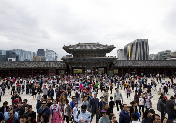 추석연휴기간인 6일 오전 서울 경복궁에서 시민과 관광객들이 시간을 보내고 있다. 연합뉴스