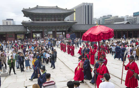 추석연휴기간인 6일 오전 서울 경복궁에서 ’궁월 호위군 사열의식 첩종’ 재현행사가 진행되고 있다. 연합뉴스
