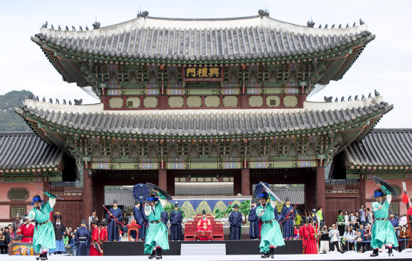 추석연휴기간인 6일 오전 서울 경복궁에서 ’궁월 호위군 사열의식 첩종’ 재현행사가 열리고 있다.  연합뉴스