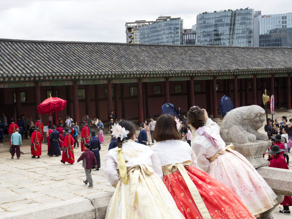 추석연휴기간인 6일 오전 서울 경복궁에서 ’궁월 호위군 사열의식 첩종’ 재현행사가 진행되고 있다. 연합뉴스