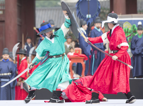 추석연휴기간인 6일 오전 서울 경복궁에서 ’궁월 호위군 사열의식 첩종’ 재현행사가 열리고 있다.  연합뉴스