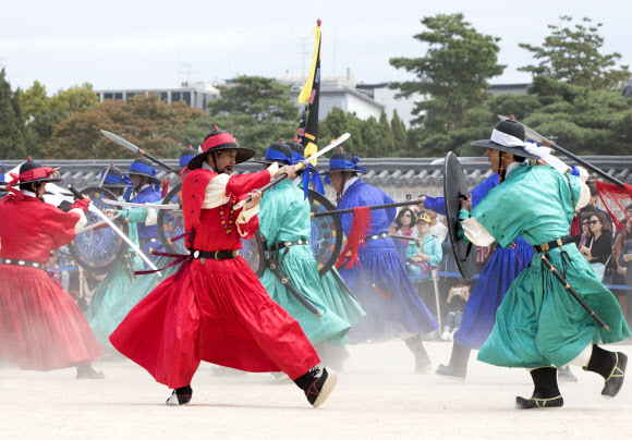 추석연휴기간인 6일 오전 서울 경복궁에서 열린 ’궁월 호위군 사열의식 첩종’ 재현행사에서 관계자들이 무예시범을 선보이고 있다.  연합뉴스