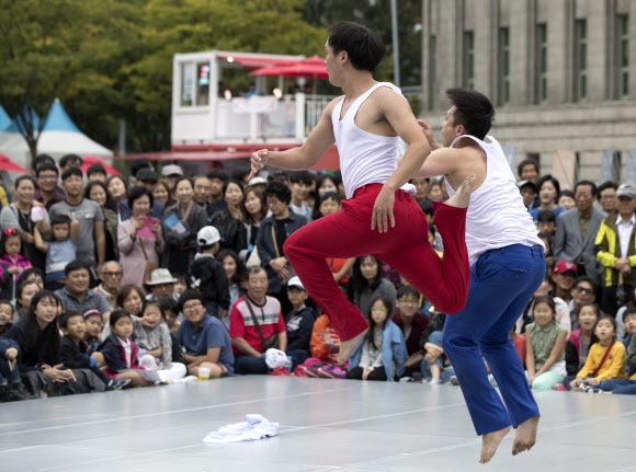 추석연휴기간인 6일 오후 서울시청광장에서 서울거리예술축제가 열리고 있다. 연합뉴스