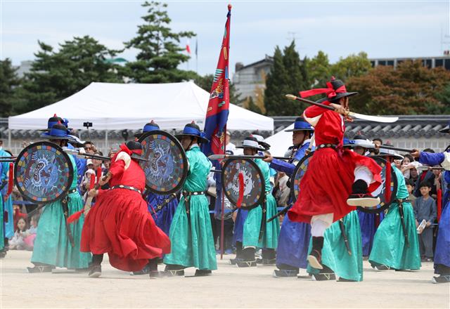 6일 오전 서울 경복궁에서 연기자들이 궁궐 호위군 사열의식인 ’첩종’을 재현하고 있다. 어전사열 및 비상대기에 사용되는 큰 종인 ’첩종’은 문부백관 및 중앙군인 오위의 병사들이 모두 집합해 점검을 받던 사열의식을 칭하기도 한다.  뉴스1