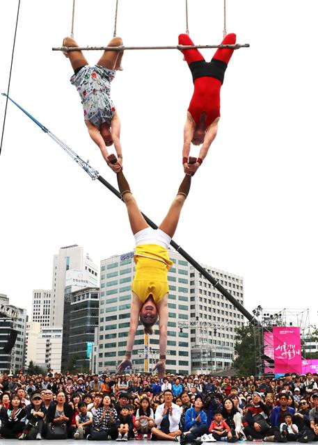 5일 오후 서울시청 앞에서 열린’서울거리예술축제 2017’에서 현대 서커스 공연단원들이 ’공중그네 히어로(Trashpeze)를 선보이고 있다. 이번 축제는 이날부터 오는 8일까지 영국, 프랑스, 스페인 등 8개국에서 초청된 48개의 거리예술 공연(150회)이 무료로 진행된다.  뉴스1