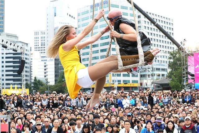 5일 오후 서울시청 앞에서 열린’서울거리에술축제 2017’에서 현대 서커스 공연단원들이 ’공중그네 히어로(Trashpeze)를 선보이고 있다. 이번 축제는 이날부터 오는 8일까지 영국, 프랑스, 스페인 등 8개국에서 초청된 48개의 거리예술 공연(150회)이 무료로 진행된다.  뉴스1