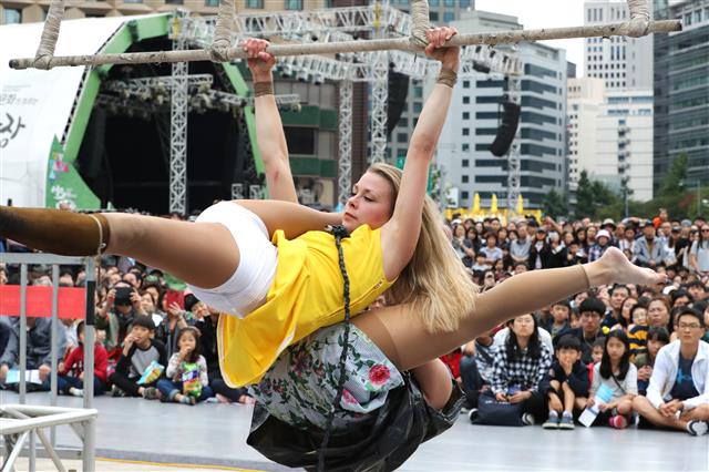 5일 오후 서울시청 앞에서 열린’서울거리에술축제 2017’에서 현대 서커스 공연단원들이 ’공중그네 히어로(Trashpeze)를 선보이고 있다. 이번 축제는 이날부터 오는 8일까지 영국, 프랑스, 스페인 등 8개국에서 초청된 48개의 거리예술 공연(150회)이 무료로 진행된다.  뉴스1