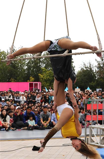 5일 오후 서울시청 앞에서 열린’서울거리에술축제 2017’에서 현대 서커스 공연단원들이 ’공중그네 히어로(Trashpeze)를 선보이고 있다. 이번 축제는 이날부터 오는 8일까지 영국, 프랑스, 스페인 등 8개국에서 초청된 48개의 거리예술 공연(150회)이 무료로 진행된다.  뉴스1