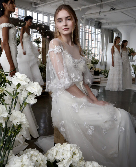 5일(현지시간) 미국 뉴욕에서 열린 ‘마르케사(Marchesa)’ 패션쇼에서 모델이 웨딩드레스를 선보이고 있다. AP 연합뉴스