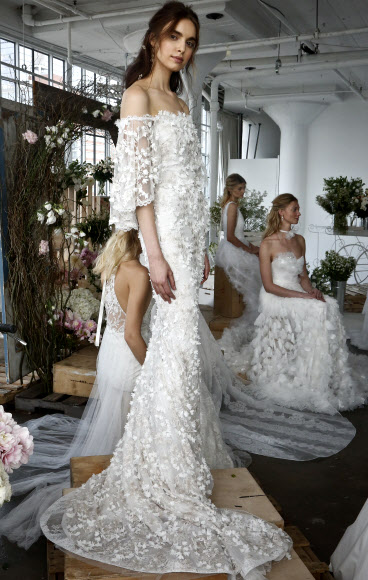 5일(현지시간) 미국 뉴욕에서 열린 ‘마르케사(Marchesa)’ 패션쇼에서 모델이 웨딩드레스를 선보이고 있다. AP 연합뉴스