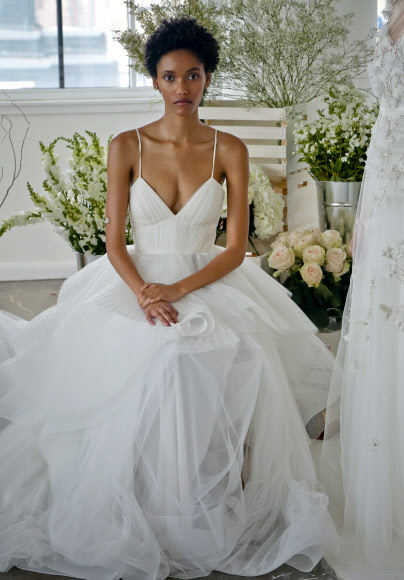 5일(현지시간) 미국 뉴욕에서 열린 ‘마르케사(Marchesa)’ 패션쇼에서 모델이 웨딩드레스를 선보이고 있다. AP 연합뉴스