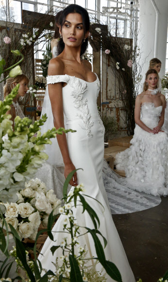 5일(현지시간) 미국 뉴욕에서 열린 ‘마르케사(Marchesa)’ 패션쇼에서 모델이 웨딩드레스를 선보이고 있다. AP 연합뉴스