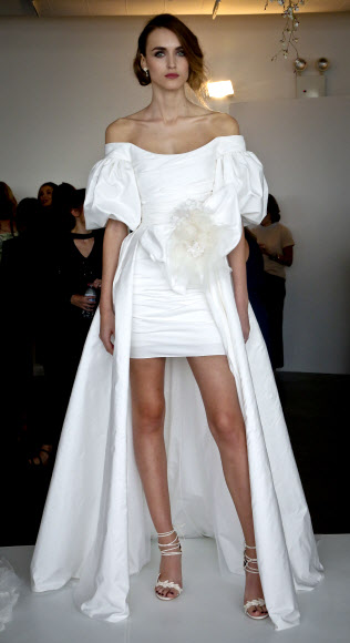 5일(현지시간) 미국 뉴욕에서 열린 ‘마르케사(Marchesa)’ 패션쇼에서 모델이 웨딩드레스를 선보이고 있다. AP 연합뉴스