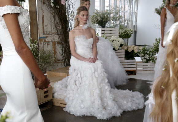 5일(현지시간) 미국 뉴욕에서 열린 ‘마르케사(Marchesa)’ 패션쇼에서 모델이 웨딩드레스를 선보이고 있다. AP 연합뉴스