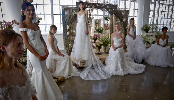 5일(현지시간) 미국 뉴욕에서 열린 ‘마르케사(Marchesa)’ 패션쇼에서 모델들이 웨딩드레스를 선보이고 있다. AP 연합뉴스
