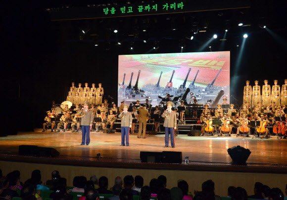 조선중앙통신은 평안북도예술극장에서 공훈국가합창단과 모란봉악단, 왕재산예술단의 음악무용종합공연을 개최했다고 5일 전했다.  연합뉴스