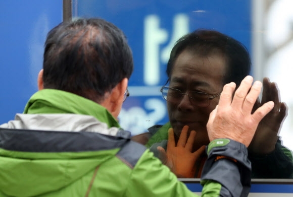 추석연휴기간인 6일 오후 서울역에서 할아버지가 집으로 돌아가는 손녀와 인사를 하고 있다. 연합뉴스