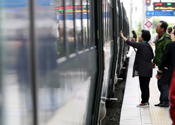 추석연휴기간인 6일 오후 서울역에서 한 부부가 집으로 돌아가는 손녀 가족을 떠나보내며 이쉬워하고 있다. 연합뉴스