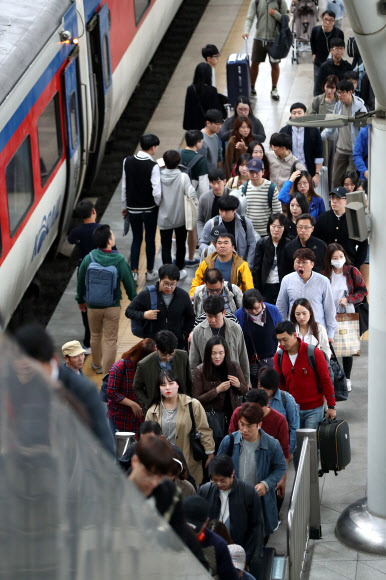 추석연휴기간인 6일 오후 서울역이 귀경객으로 붐비고 있다.  연합뉴스
