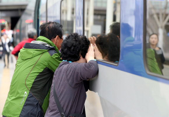 추석연휴기간인 6일 오후 서울역에서 한 부부가 집으로 돌아가는 손녀와 인사를 하고 있다.  연합뉴스