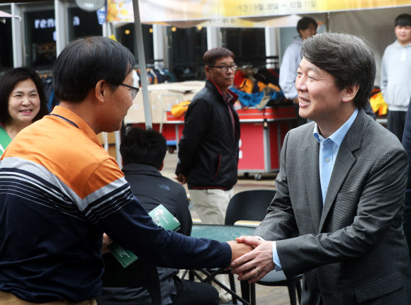 국민의당 안철수 대표가 6일 오후 경기도 이천시 마장면 영동고속도로 덕평휴게소에서 귀경객들과 인사를 하고 있다.  연합뉴스