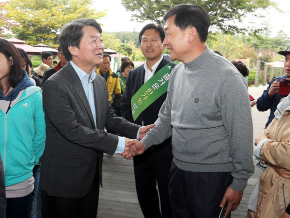 국민의당 안철수 대표가 6일 오후 경기도 이천시 마장면 영동고속도로 덕평휴게소에서 귀경객들과 인사를 하고 있다.  연합뉴스