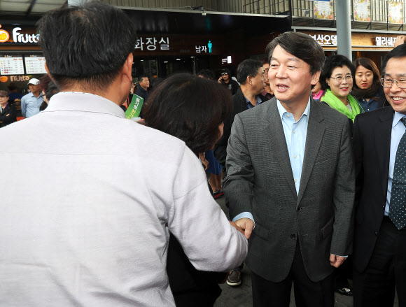 국민의당 안철수 대표가 6일 오후 경기도 이천시 마장면 영동고속도로 덕평휴게소에서 귀경객들과 인사를 하고 있다.  연합뉴스