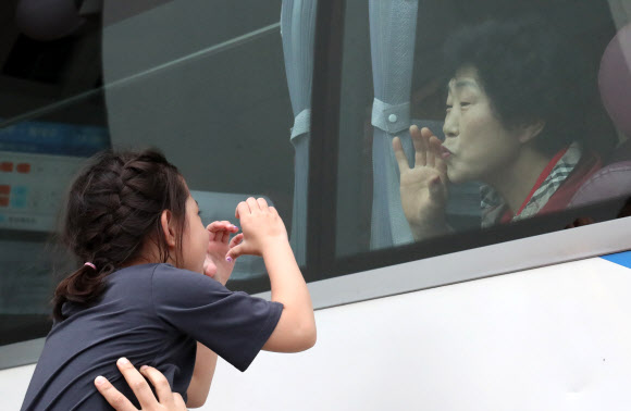 추석 연휴 막바지인 6일 오후 서울 반포 고속버스터미널에서 한 손녀가 역귀성을 마치고 고향으로 내려가는 할머니와 작별인사를 하고 있다. 연합뉴스