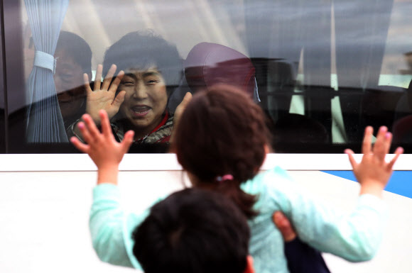 추석 연휴 막바지인 6일 오후 서울 반포 고속버스터미널에서 역귀성을 마치고 고향으로 내려가는 한 노부부가 손녀와 작별인사를 하고 있다.  연합뉴스