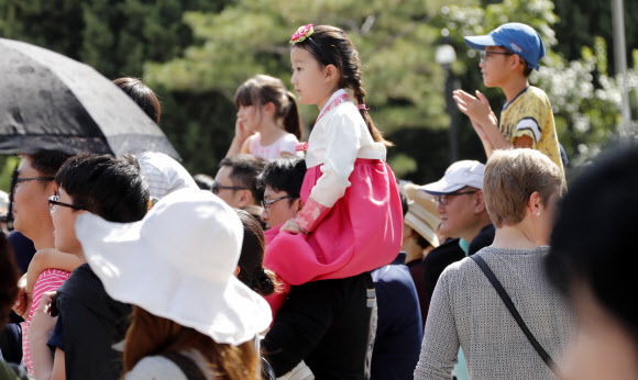 추석 연휴 공연, 목말 탄 어린이들