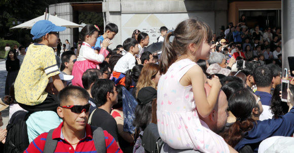 추석 연휴 공연, 목말 탄 어린이들