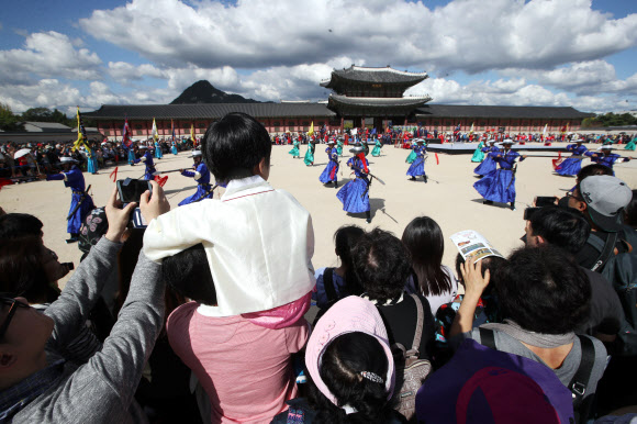 연휴 막바지에도 북적이는 경복궁