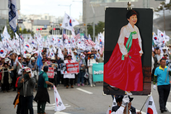 ”박근혜 석방하라” 행진