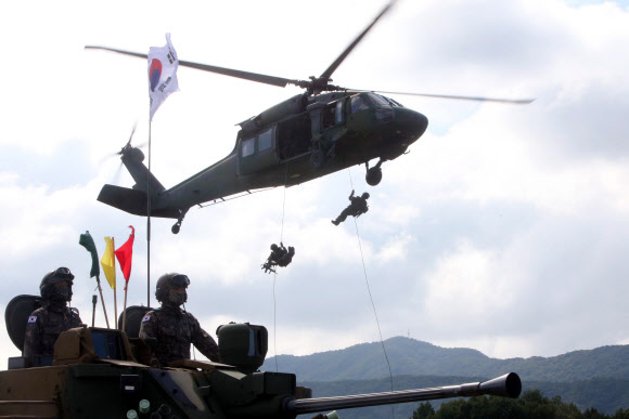 헬기 하강하는 특전사 대원들